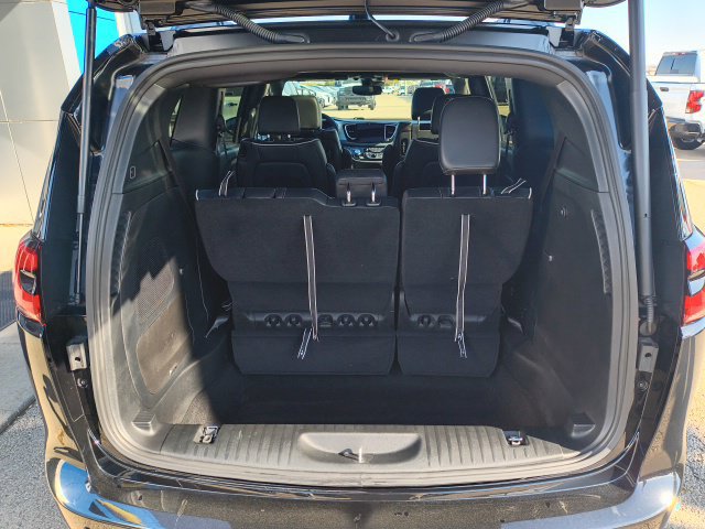Used 2025 Chrysler Pacifica Limited w/ Uconnect Theater Family Group FWD image 12