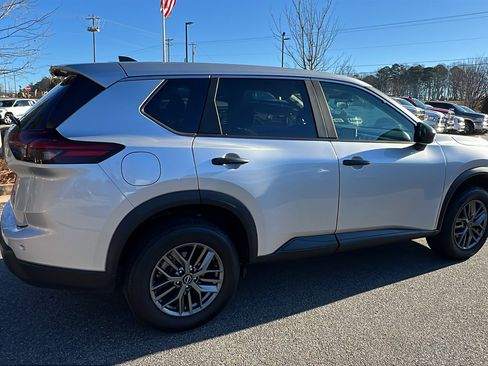 Used 2024 Nissan Rogue S image 8