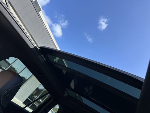 Used 2024 Volkswagen Tiguan SEL R-Line image 11