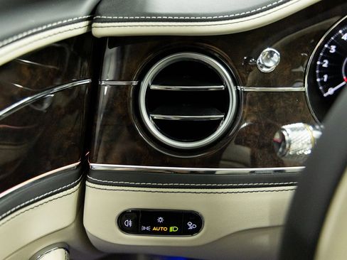 Used 2026 Bentley Flying Spur Plug-In Hybrid image 33