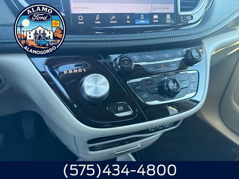 Used 2023 Chrysler Pacifica Touring-L w/ Uconnect Theater Family Group AWD/4WD image 9