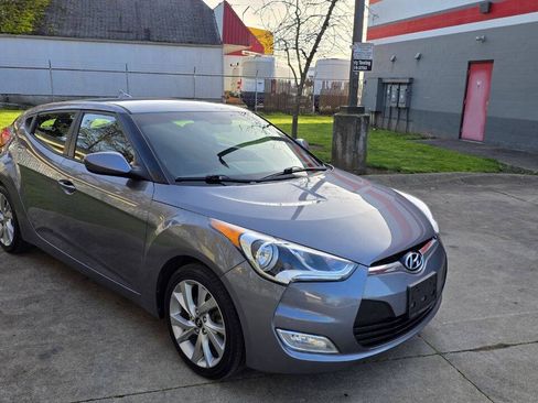 Used 2017 Hyundai Veloster FWD image 3