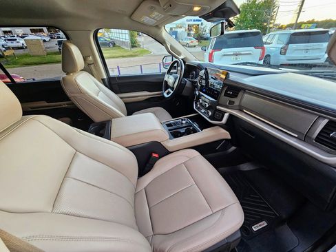 Used 2023 Ford Expedition Max XLT image 11
