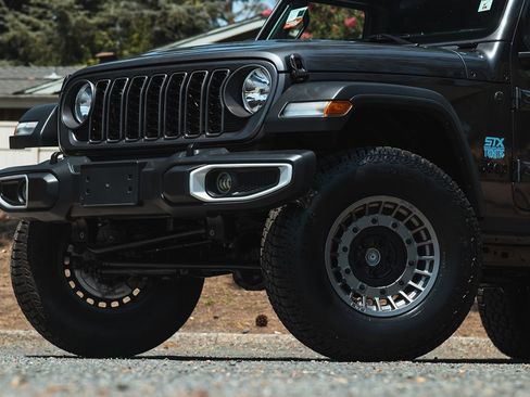 Used 2024 Jeep Gladiator Sport image 2