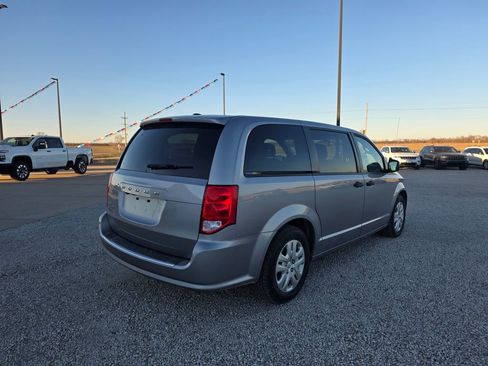 Used 2020 Dodge Grand Caravan SE w/ UConnect Hands-Free Group image 4