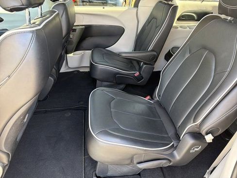 Used 2024 Chrysler Pacifica Limited FWD image 26