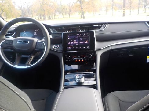 New 2025 Jeep Grand Cherokee 4WD image 16