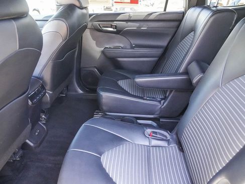 Used 2022 Toyota Highlander XSE FWD image 19