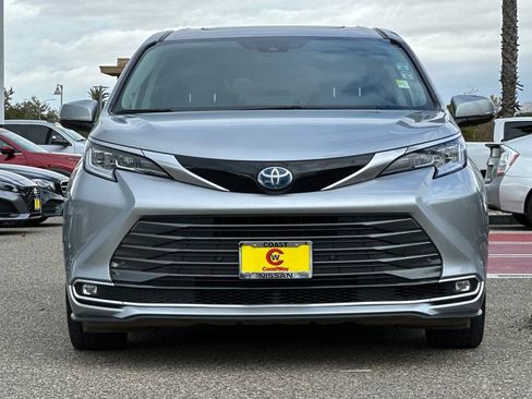 Used 2023 Toyota Sienna Limited image 9
