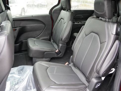 New 2026 Chrysler Pacifica Select image 11
