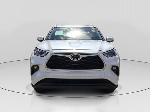 Used 2023 Toyota Highlander XLE FWD image 2