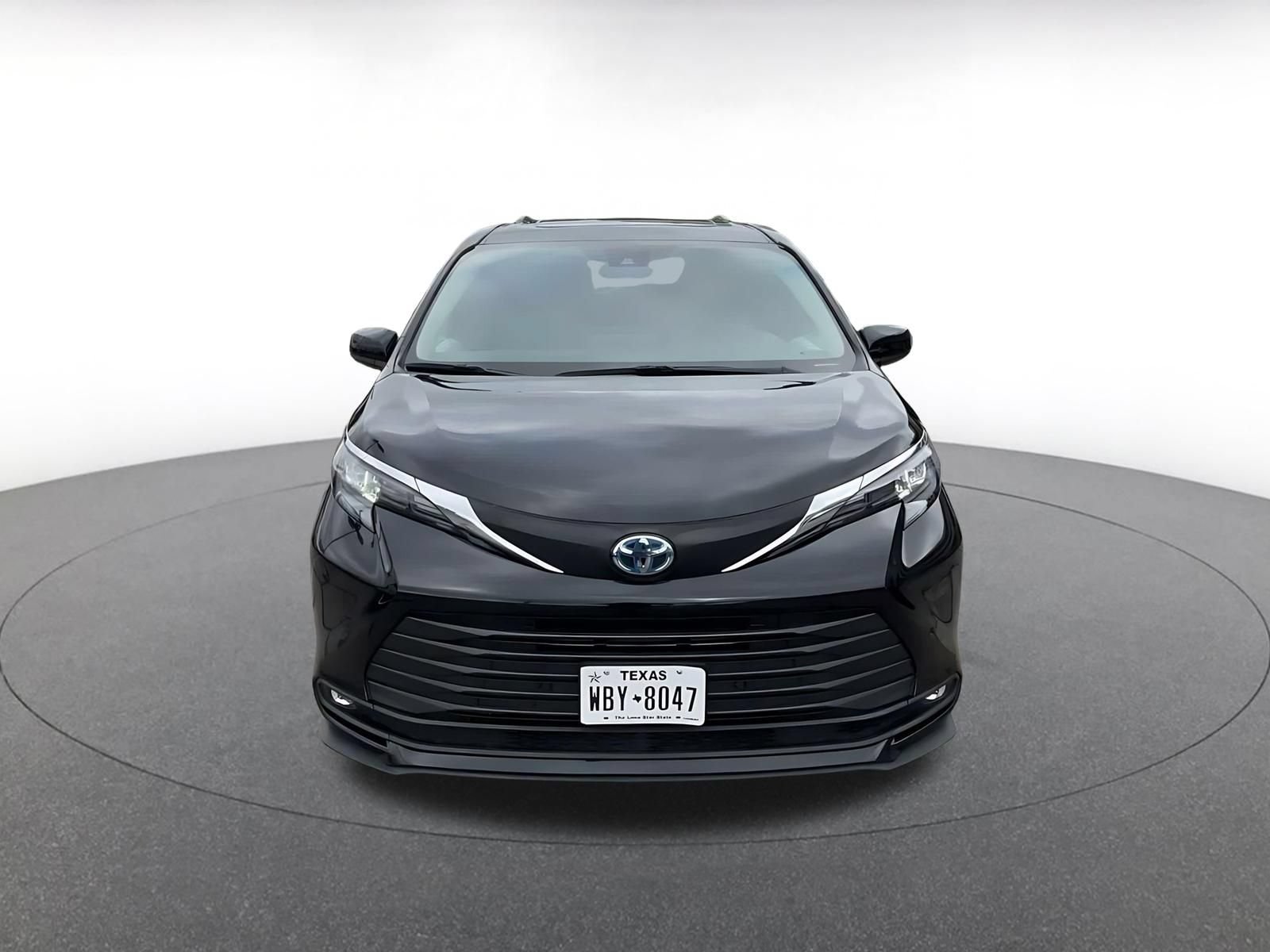 Used 2025 Toyota Sienna XLE FWD image 4