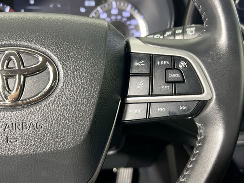 Used 2023 Toyota Highlander LE FWD image 19