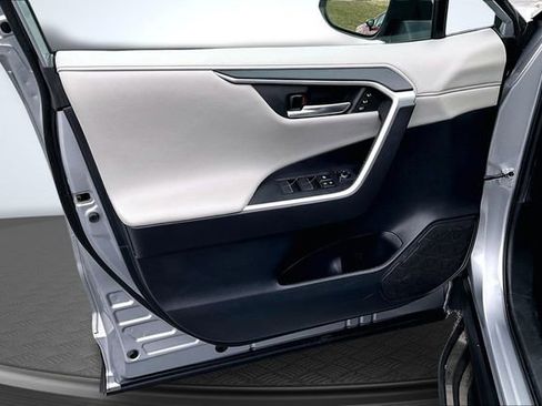 Used 2020 Toyota RAV4 Limited image 21