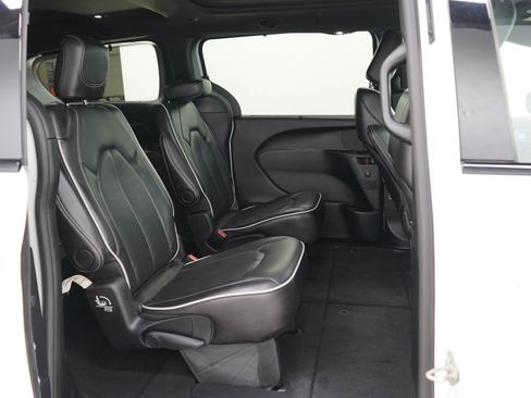 Used 2025 Chrysler Pacifica Limited FWD image 12