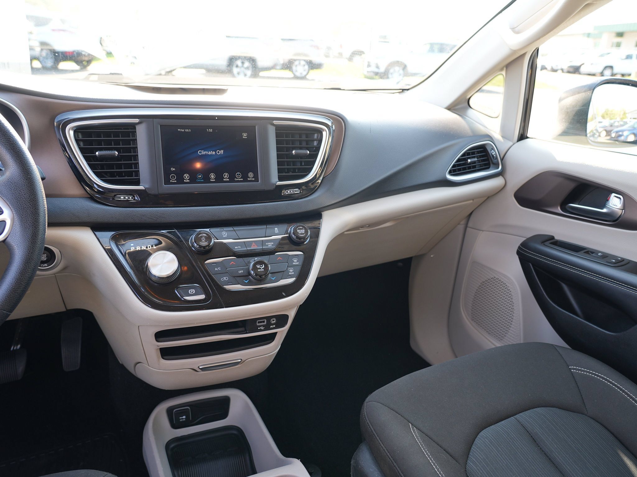 Used 2020 Chrysler Voyager L FWD image 20