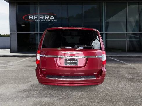 Used 2016 Chrysler Town & Country Touring FWD image 3