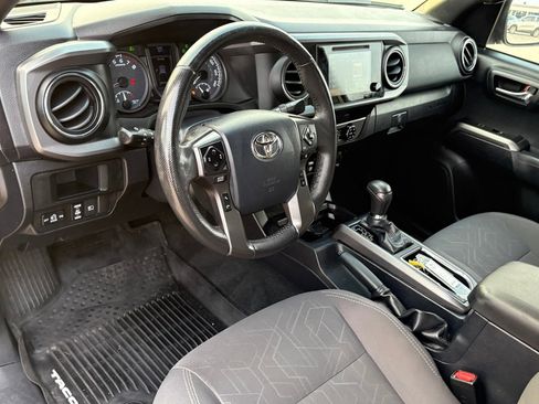 Used 2018 Toyota Tacoma TRD Sport image 18