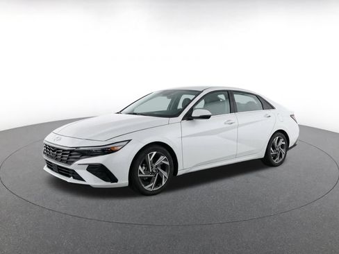 Used 2025 Hyundai Elantra SEL FWD image 3