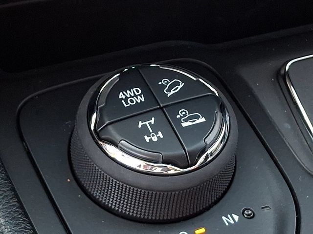 Used 2022 Jeep Cherokee Trailhawk AWD/4WD image 23