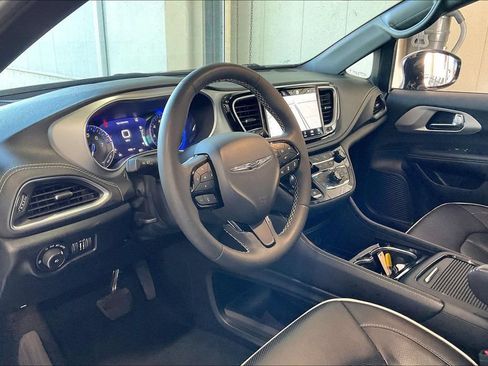 Used 2025 Chrysler Pacifica Limited FWD image 4