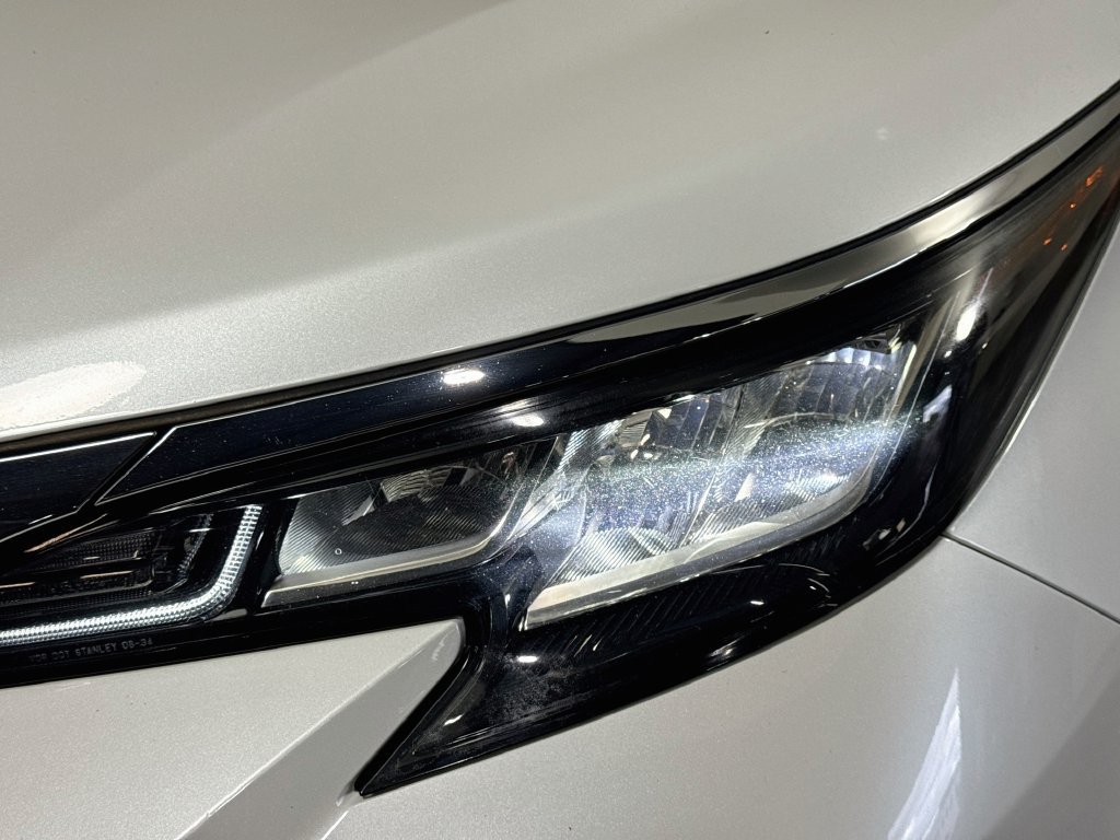 Used 2023 Toyota Sienna XLE AWD/4WD image 3