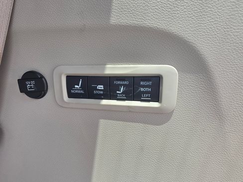Used 2017 Chrysler Pacifica Limited w/ UConnect Theater Package FWD image 8