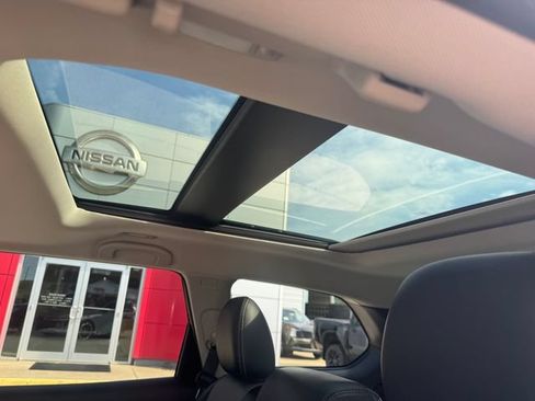 Used 2019 Nissan Pathfinder SL AWD/4WD image 3