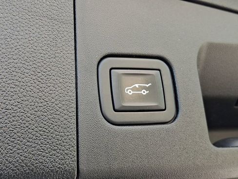 Used 2022 Cadillac XT4 Premium Luxury w/ Enhanced Visibility Package FWD image 32