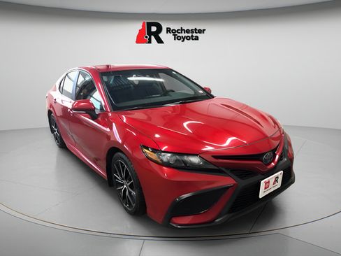 Used 2022 Toyota Camry SE FWD image 2