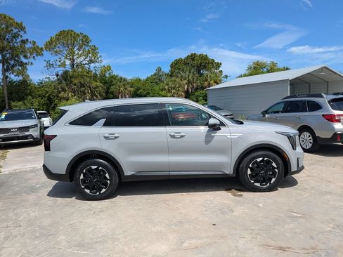 Certified 2024 Kia Sorento S FWD image 9