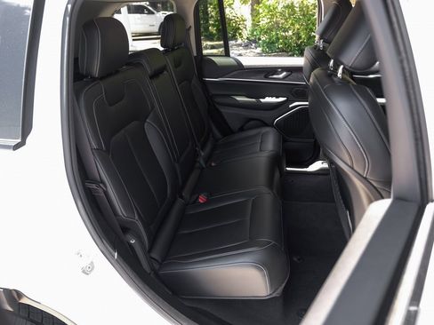 Used 2022 Jeep Grand Cherokee Limited image 47