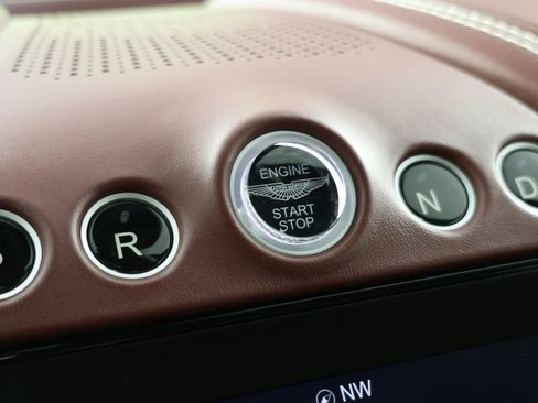 Used 2021 Aston Martin DBX image 18