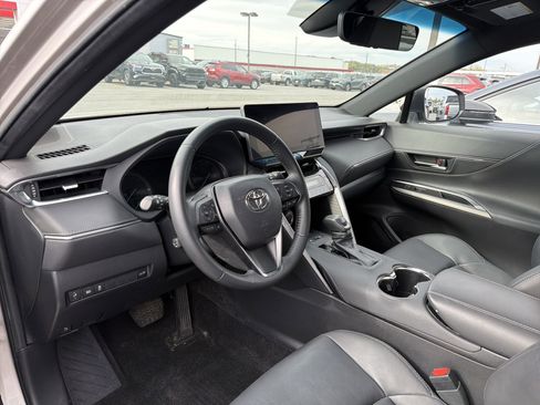 Used 2023 Toyota Venza XLE AWD/4WD image 6