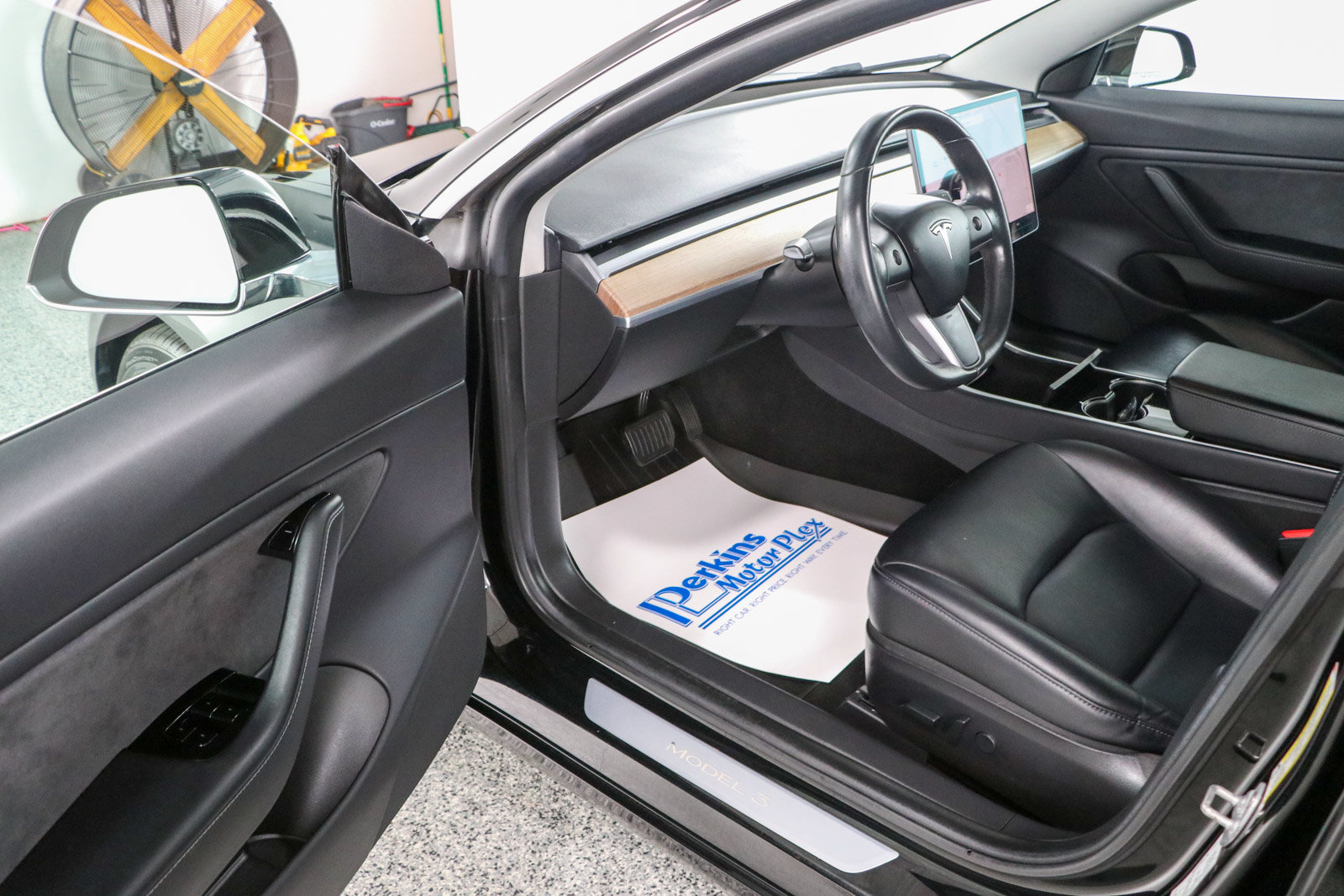 Used 2018 Tesla Model 3 Mid Range RWD image 3
