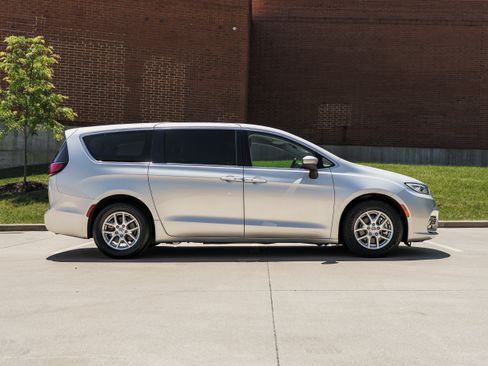 Used 2023 Chrysler Pacifica Touring-L FWD image 3