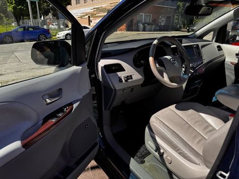 Used 2012 Toyota Sienna XLE w/ XLE Navigation Pkg FWD image 8