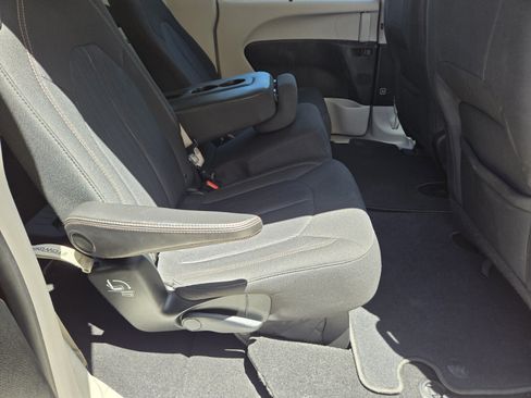 Used 2018 Chrysler Pacifica Touring Plus FWD image 11