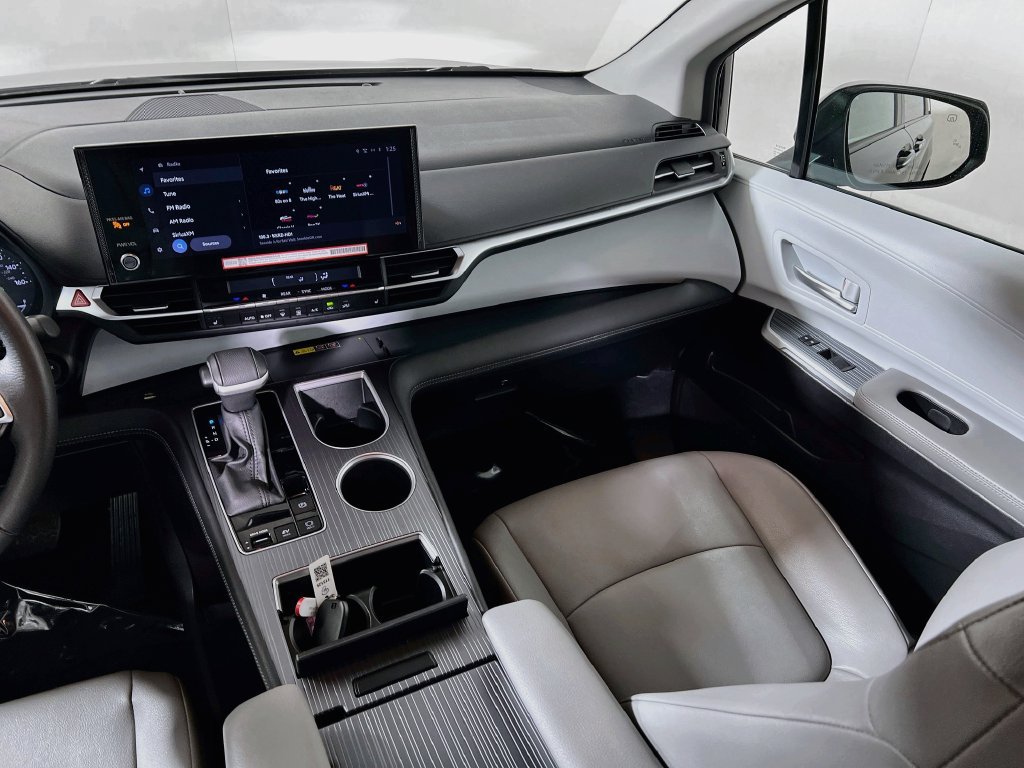 Certified 2025 Toyota Sienna XLE FWD image 21