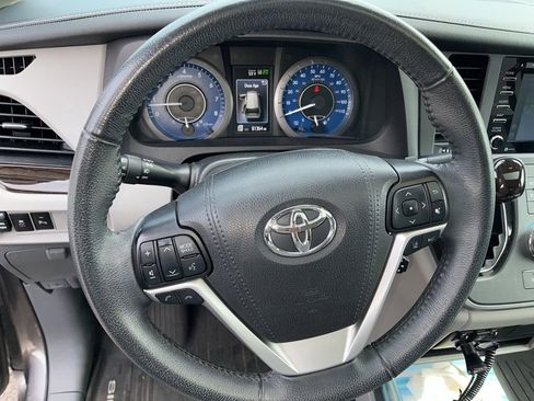 Used 2020 Toyota Sienna XLE w/ XLE Navigation Package FWD image 7