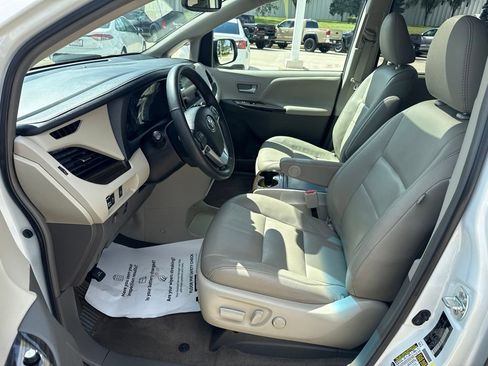 Used 2017 Toyota Sienna XLE w/ Protection Package FWD image 7