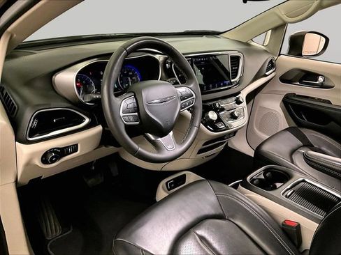 Used 2023 Chrysler Pacifica Touring-L FWD image 12