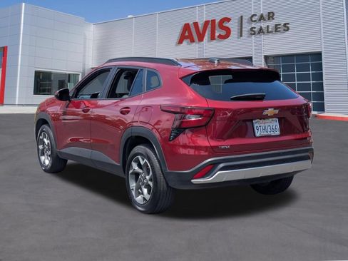 Used 2025 Chevrolet Trax LT w/ LT Convenience Package FWD image 9