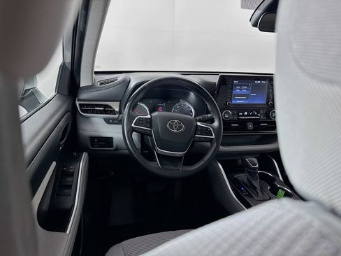 Used 2022 Toyota Highlander LE AWD/4WD image 17