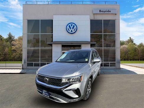 Certified 2022 Volkswagen Taos SE w/ IQ.Drive SE Package image 4