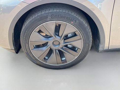 Used 2024 Tesla Model Y Long Range AWD/4WD image 28