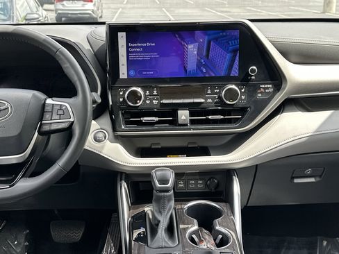 Used 2024 Toyota Highlander Limited image 30