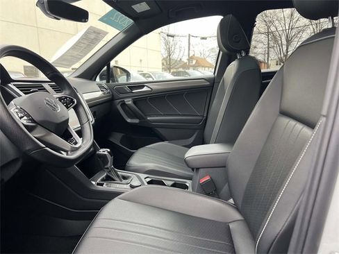 Certified 2022 Volkswagen Tiguan SE R-Line image 17