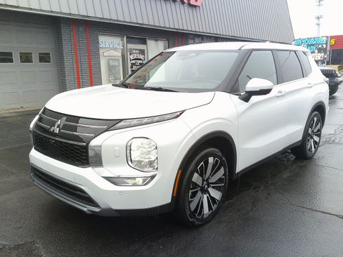 Used 2025 Mitsubishi Outlander SE image 11