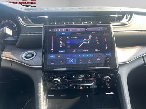 Used 2023 Jeep Grand Cherokee Overland w/ Luxury Tech Group IV AWD/4WD image 41